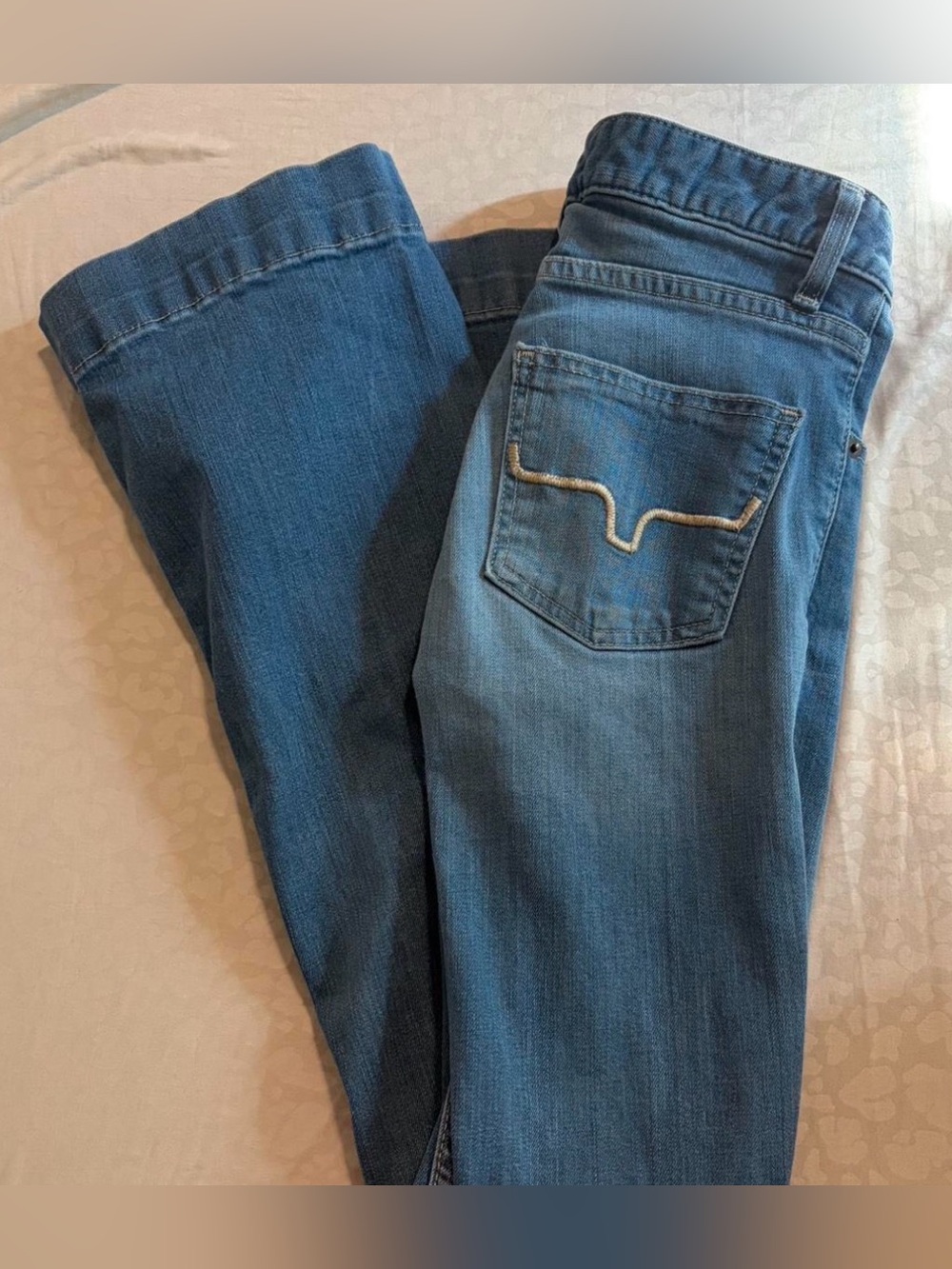 Lola kimes jeans